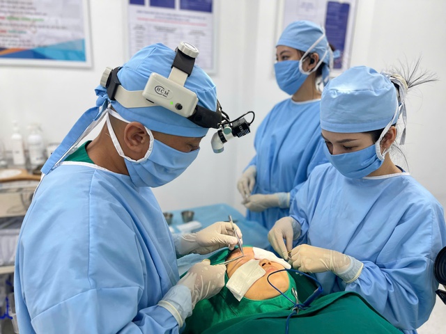 Cô gái 22 tuổi không thể khép mí mắt vì tin vào quảng cáo "60 phút có đôi mắt đẹp, không đau, không kiêng khem"- Ảnh 3. Cô gái 22 tuổi không thể khép mí mắt vì tin vào quảng cáo "60 phút có đôi mắt đẹp, không đau, không kiêng khem"- Ảnh 3.