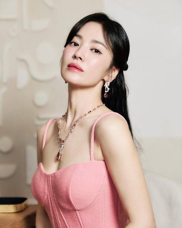 Vẫn sang – vẫn đắt – vẫn hot: Song Hye Kyo đeo trang sức 90 tỷ, body nóng bỏng tuổi trung niên- Ảnh 1. Vẫn sang – vẫn đắt – vẫn hot: Song Hye Kyo đeo trang sức 90 tỷ, body nóng bỏng tuổi trung niên- Ảnh 1.