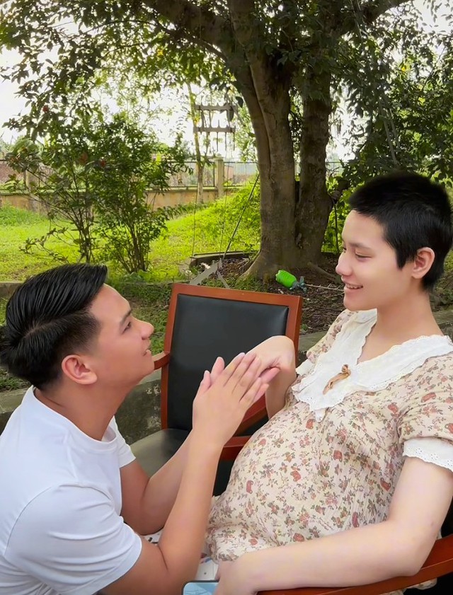 Ngôn tình của đôi vợ chồng Hà Nội dìu nhau qua cửa tử trước khi ly thân gây tranh cãi
- Ảnh 1. Ngôn tình của đôi vợ chồng Hà Nội dìu nhau qua cửa tử trước khi ly thân gây tranh cãi
- Ảnh 1.