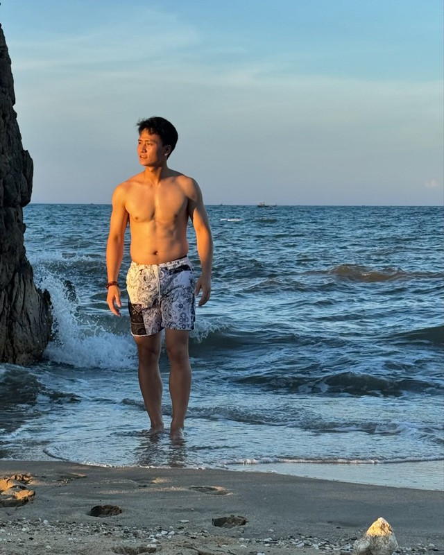 "Nam thần" U23 Việt Nam cầu hôn bạn gái sau 7 năm hẹn hò, nàng WAG cực sexy, thành tích học tập mới đáng nể- Ảnh 7.
