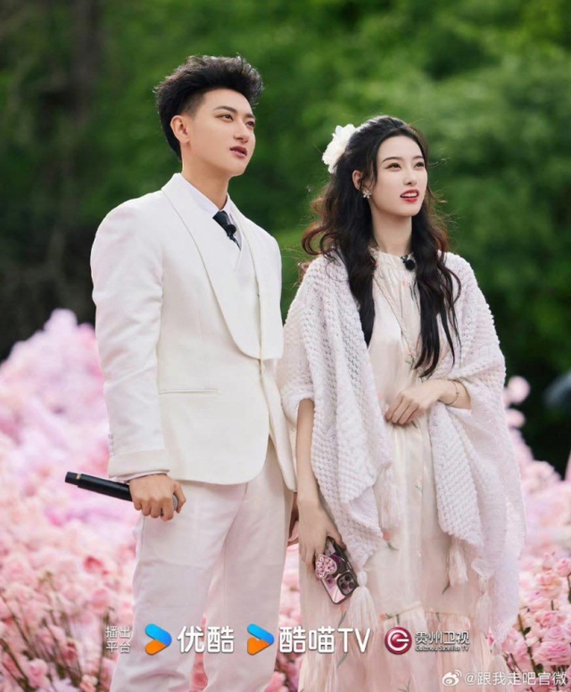 "Tóm gọn" hình ảnh nghi con đầu lòng của chủ tịch showbiz và nàng thơ gen Z- Ảnh 4.