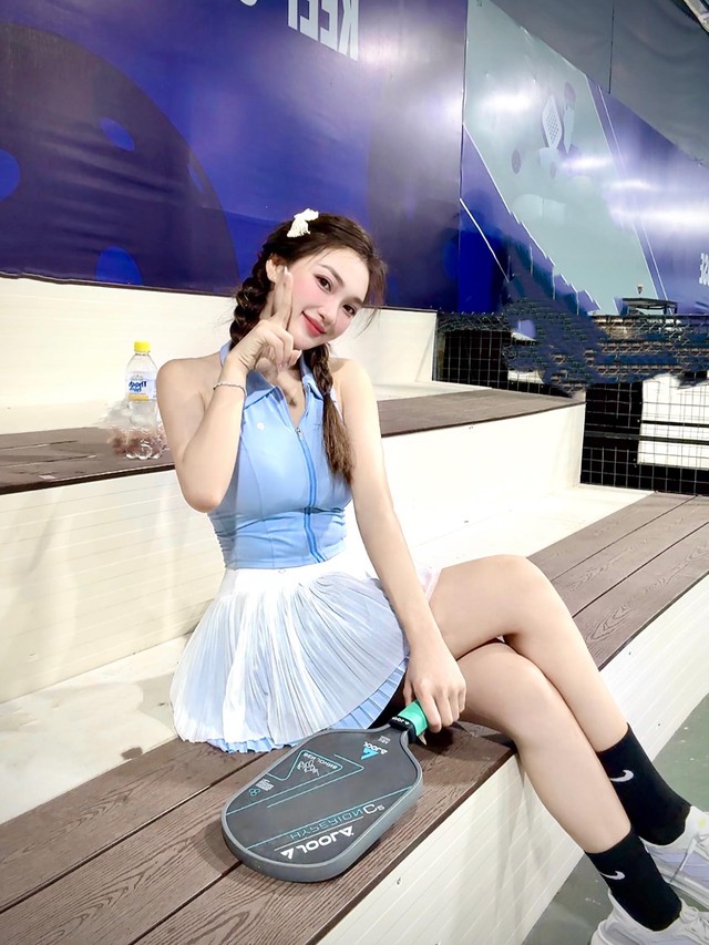 Dụi mắt không nhận ra Ngọc Nữ Top10 HHHV Việt Nam khi đi chơi với cầu thủ, bị MC Huyền Trang Mù Tạt "chặt đẹp"- Ảnh 5. Dụi mắt không nhận ra Ngọc Nữ Top10 HHHV Việt Nam khi đi chơi với cầu thủ, bị MC Huyền Trang Mù Tạt "chặt đẹp"- Ảnh 5.