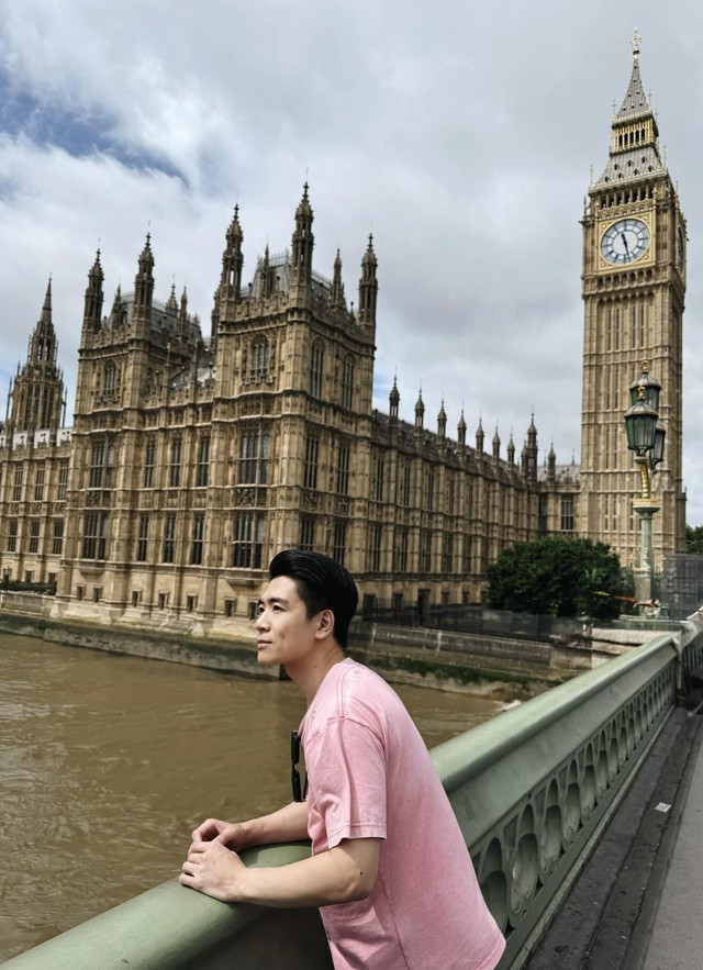 Hai thiếu gia nghìn tỷ nhà bầu Hiển cùng Đỗ Mỹ Linh du hí Anh: Khi du học còn non xanh,trở lại là bố bỉm!- Ảnh 2. Hai thiếu gia nghìn tỷ nhà bầu Hiển cùng Đỗ Mỹ Linh du hí Anh: Khi du học còn non xanh,trở lại là bố bỉm!- Ảnh 2.