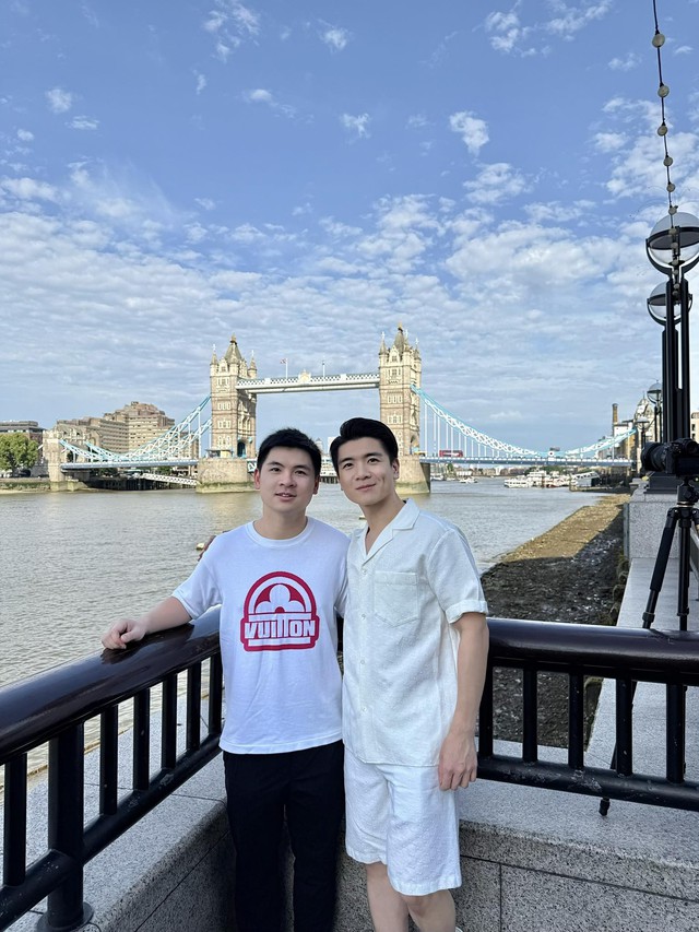 Hai thiếu gia nghìn tỷ nhà bầu Hiển cùng Đỗ Mỹ Linh du hí Anh: Khi du học còn non xanh,trở lại là bố bỉm!- Ảnh 1. Hai thiếu gia nghìn tỷ nhà bầu Hiển cùng Đỗ Mỹ Linh du hí Anh: Khi du học còn non xanh,trở lại là bố bỉm!- Ảnh 1.