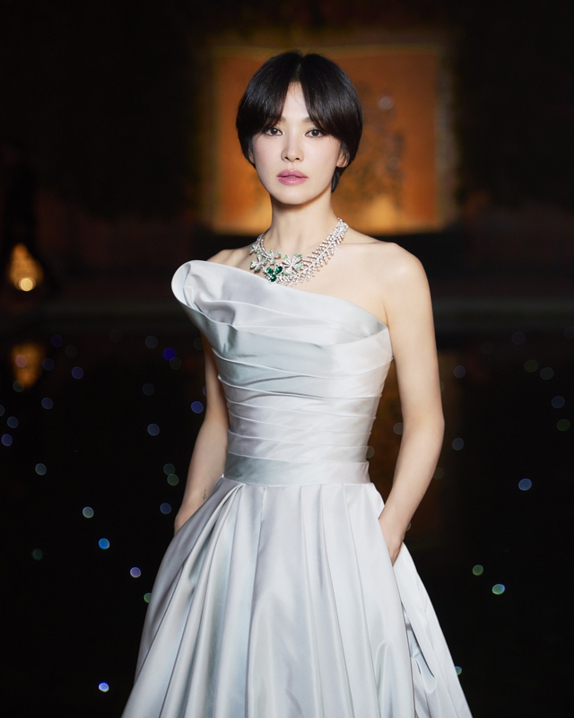 Vẫn sang – vẫn đắt – vẫn hot: Song Hye Kyo đeo trang sức 90 tỷ, body nóng bỏng tuổi trung niên- Ảnh 3. Vẫn sang – vẫn đắt – vẫn hot: Song Hye Kyo đeo trang sức 90 tỷ, body nóng bỏng tuổi trung niên- Ảnh 3.