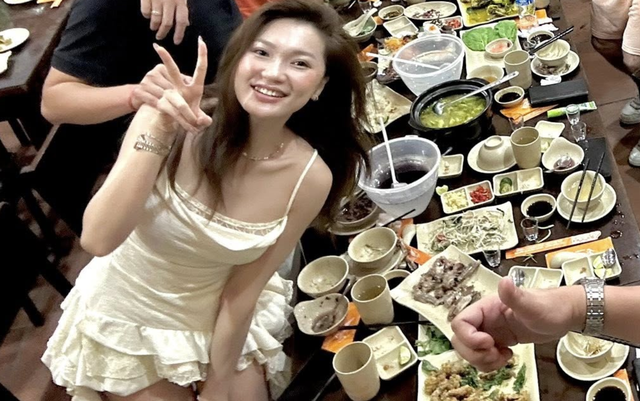 Dụi mắt không nhận ra Ngọc Nữ Top10 HHHV Việt Nam khi đi chơi với cầu thủ, bị MC Huyền Trang Mù Tạt "chặt đẹp"- Ảnh 1. Dụi mắt không nhận ra Ngọc Nữ Top10 HHHV Việt Nam khi đi chơi với cầu thủ, bị MC Huyền Trang Mù Tạt "chặt đẹp"- Ảnh 1.
