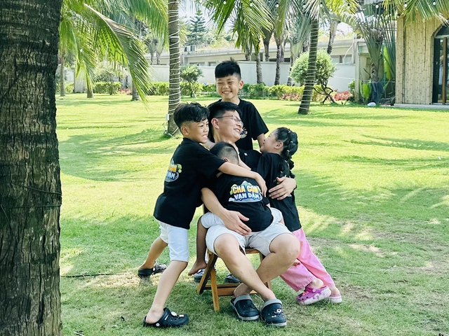 Ông bố và 4 con quẩy tung chương trình Ông bố và 4 con quẩy tung chương trình