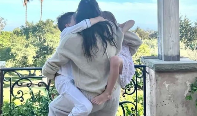 Vương tử Harry và Hoàng tử Archie "biến mất" trong video mới của Công chúa Lilibet - Meghan Markle đang ngầm gửi thông điệp?- Ảnh 2. Vương tử Harry và Hoàng tử Archie "biến mất" trong video mới của Công chúa Lilibet - Meghan Markle đang ngầm gửi thông điệp?- Ảnh 2.
