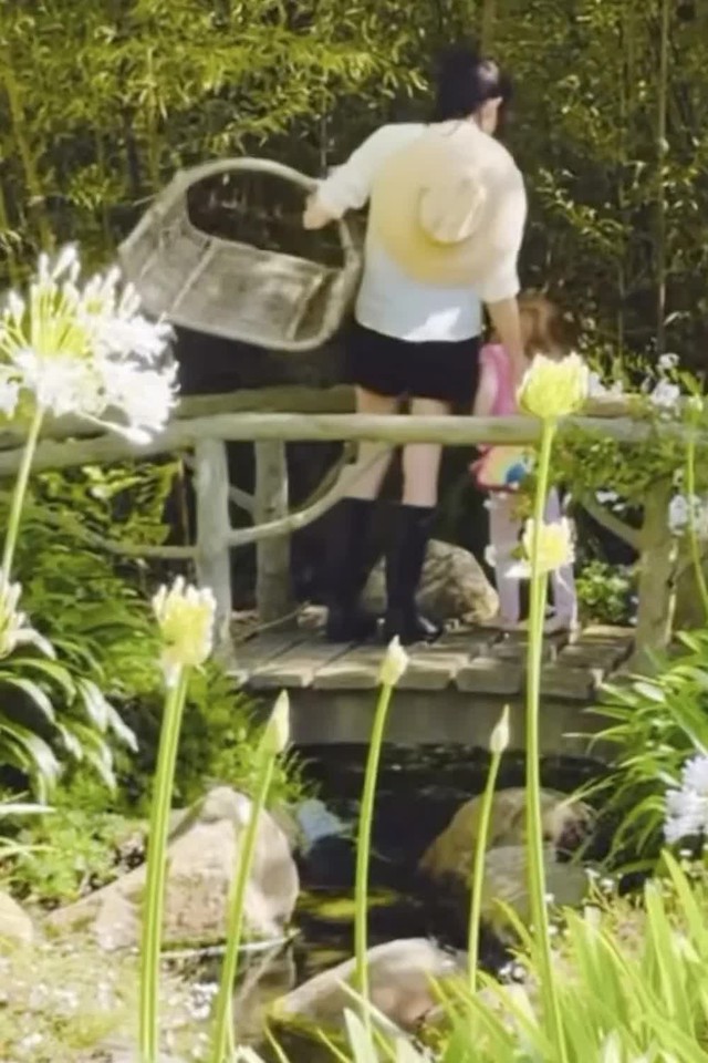 Công chúa Lilibet bất ngờ lộ diện trong video hậu trường của Meghan Markle: Chi tiết chiếc túi cầu vồng gây sốt!- Ảnh 3.
