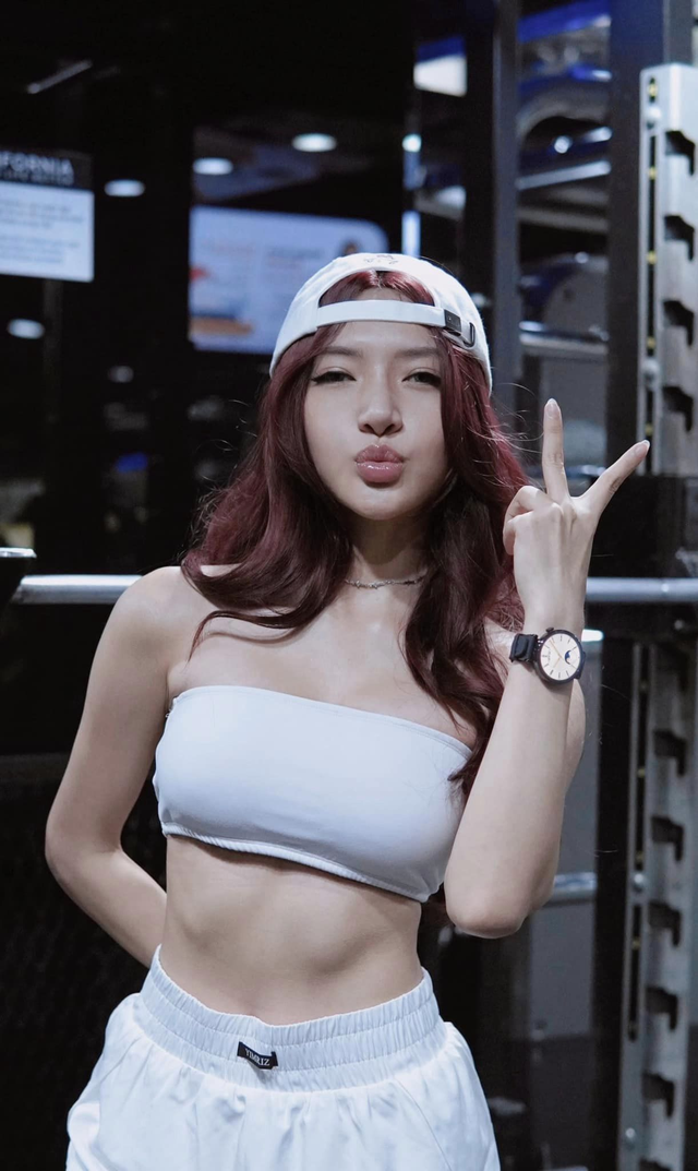Quá đam mê game, hot gymer tái hiện sảnh chọn tướng ngay tại phòng tập, fan nam "hoa mắt" trước đại tiệc nhan sắc- Ảnh 1. Quá đam mê game, hot gymer tái hiện sảnh chọn tướng ngay tại phòng tập, fan nam "hoa mắt" trước đại tiệc nhan sắc- Ảnh 1.