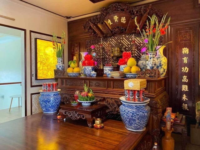 Nhà giàu đặt bình hoa bên trái bàn thờ, đây là "mẹo phong thuỷ" cực khôn ngoan- Ảnh 2.
