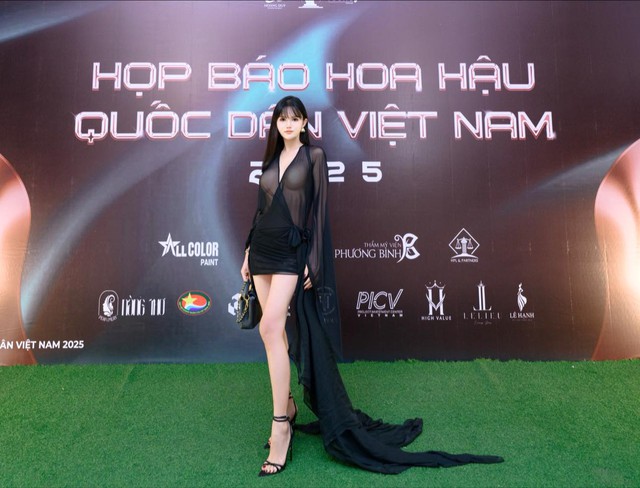 Nữ TikToker tự nhận nữ hoàng nội y thế hệ mới, không ngại va chạm, nổ "combat" sôi nổi khi bị nói "gọi vốn"- Ảnh 1. Nữ TikToker tự nhận nữ hoàng nội y thế hệ mới, không ngại va chạm, nổ "combat" sôi nổi khi bị nói "gọi vốn"- Ảnh 1.