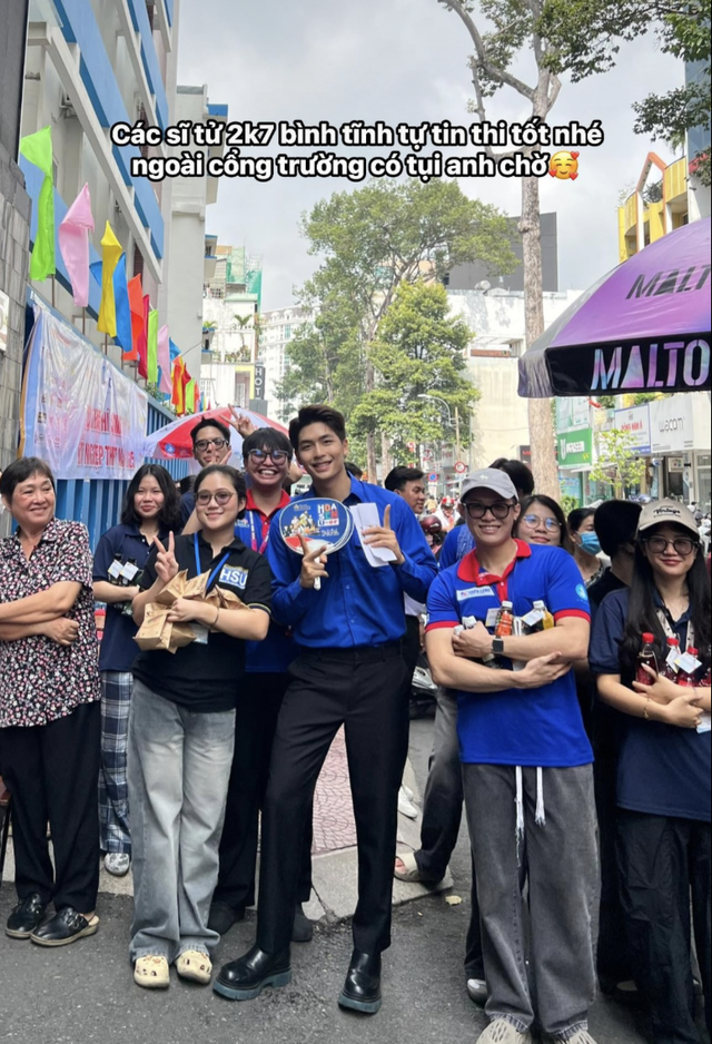 Dàn sao "tiếp lửa" dàn sĩ tử 2k7: 1 nam diễn viên trực tiếp đến cổng trường, dàn Hậu tung ảnh hiếm!- Ảnh 1. Dàn sao "tiếp lửa" dàn sĩ tử 2k7: 1 nam diễn viên trực tiếp đến cổng trường, dàn Hậu tung ảnh hiếm!- Ảnh 1.
