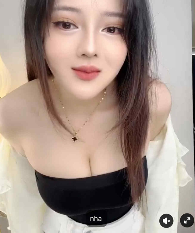 Nữ streamer nổi tiếng khiến người xem mất tập trung khi lấn sân sang livestream bán hàng online- Ảnh 9.