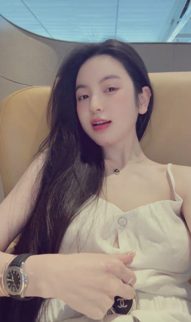 "Cam thường" soi rõ Chu Thanh Huyền với cằm tím tái hậu "trùng tu" nhan sắc, ra sân cổ vũ Quang Hải gây chú ý- Ảnh 2. "Cam thường" soi rõ Chu Thanh Huyền với cằm tím tái hậu "trùng tu" nhan sắc, ra sân cổ vũ Quang Hải gây chú ý- Ảnh 2.