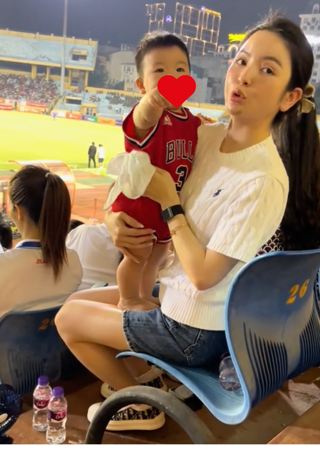 "Cam thường" soi rõ Chu Thanh Huyền với cằm tím tái hậu "trùng tu" nhan sắc, ra sân cổ vũ Quang Hải gây chú ý- Ảnh 1. "Cam thường" soi rõ Chu Thanh Huyền với cằm tím tái hậu "trùng tu" nhan sắc, ra sân cổ vũ Quang Hải gây chú ý- Ảnh 1.