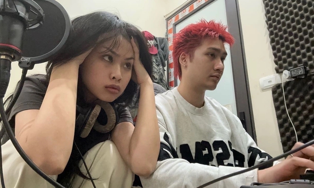Tóm dính cảnh "tình bể bình" của cặp ca sĩ - producer có màn cầu hôn, cưới hỏi lạ lùng nhất Vbiz- Ảnh 3.