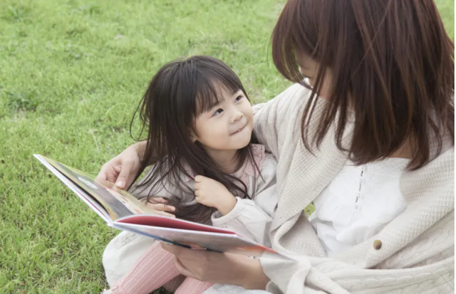 5 dấu hiệu trẻ thông minh sớm: Cha mẹ cần biết để nuôi con đúng cách- Ảnh 1.
