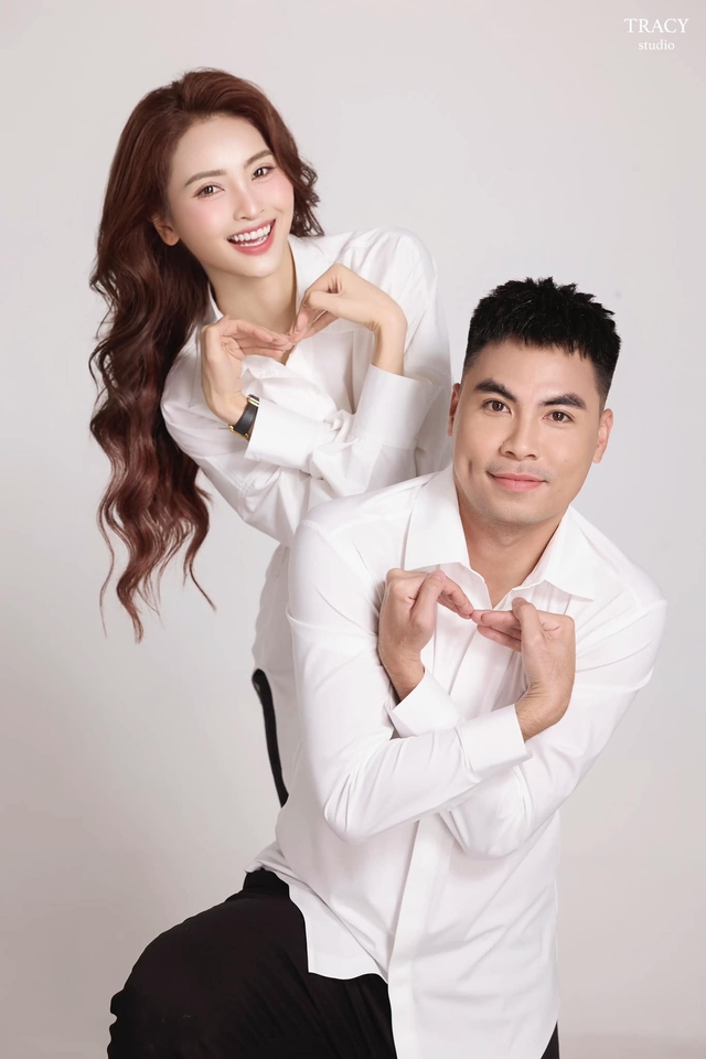 Bắt gặp khoảnh khắc cầu thủ nổi tiếng ôm eo tình tứ MC Huyền Trang Mù Tạt, lộ “hint” có thêm thành viên mới?- Ảnh 6. Bắt gặp khoảnh khắc cầu thủ nổi tiếng ôm eo tình tứ MC Huyền Trang Mù Tạt, lộ “hint” có thêm thành viên mới?- Ảnh 6.