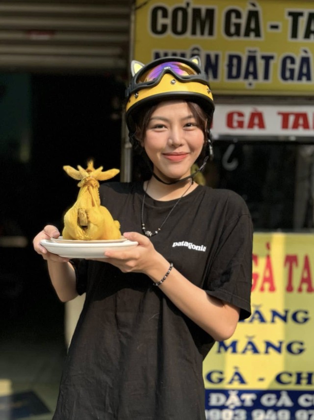 "Em muốn xây 1 căn nhà": Em Xinh cao 1m76, nổi tiếng sau khi lên TV giúp gia đình bán cơm gà không kịp thở- Ảnh 4.