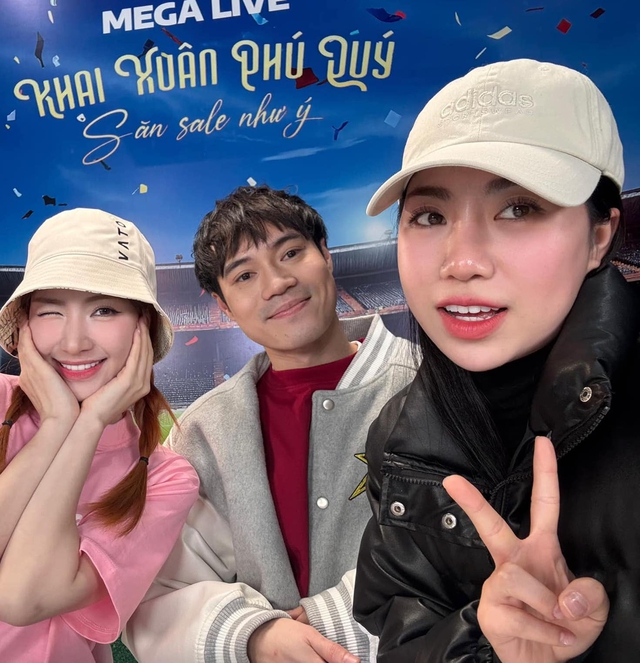 Xôn xao cõi mạng ảnh Hoà Minzy ôm thân thiết mẹ Văn Toàn, có chuyện vui gì đây?- Ảnh 3.