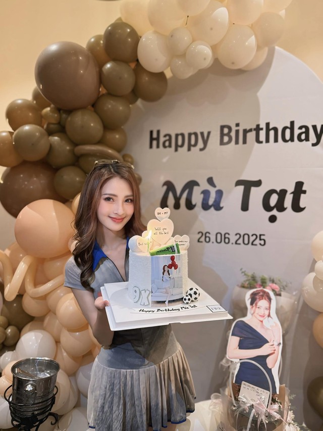 Bắt gặp khoảnh khắc cầu thủ nổi tiếng ôm eo tình tứ MC Huyền Trang Mù Tạt, lộ “hint” có thêm thành viên mới?- Ảnh 2. Bắt gặp khoảnh khắc cầu thủ nổi tiếng ôm eo tình tứ MC Huyền Trang Mù Tạt, lộ “hint” có thêm thành viên mới?- Ảnh 2.