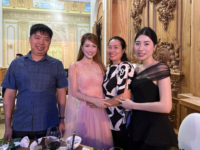 Xôn xao cõi mạng ảnh Hoà Minzy ôm thân thiết mẹ Văn Toàn, có chuyện vui gì đây?- Ảnh 1.