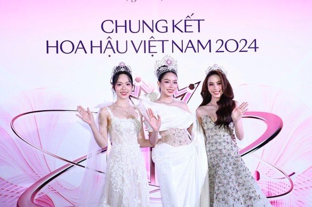 Dàn hậu hội ngộ thảm đỏ Chung kết HHVN 2024, Đỗ Hà lộng lẫy ra dáng "dâu hào môn" giữa sân khấu sông Hương- Ảnh 4.