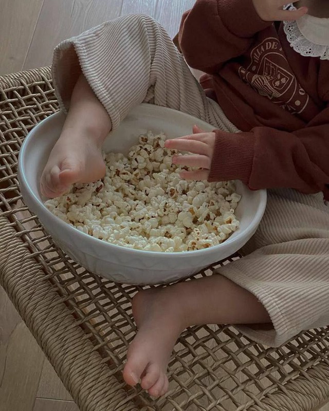 "Búp măng non" thích giẫm đạp mọi thứ? Đừng vội la mắng, con đang phát triển giác quan đấy, ba mẹ ơi!- Ảnh 1. "Búp măng non" thích giẫm đạp mọi thứ? Đừng vội la mắng, con đang phát triển giác quan đấy, ba mẹ ơi!- Ảnh 1.