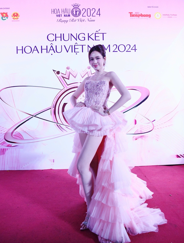 Dàn hậu hội ngộ thảm đỏ Chung kết HHVN 2024, Đỗ Hà lộng lẫy ra dáng "dâu hào môn" giữa sân khấu sông Hương- Ảnh 3.