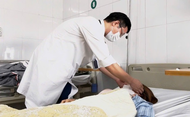 Tự nặn mụn ở trán, người phụ nữ U40 phải trả giá đắt- Ảnh 2.