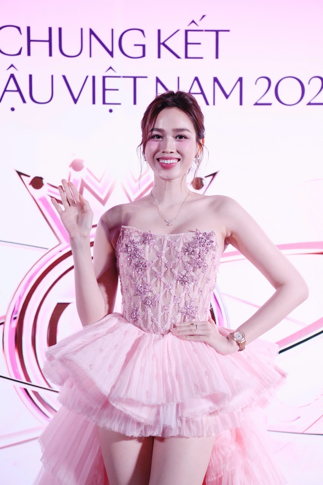 Dàn hậu hội ngộ thảm đỏ Chung kết HHVN 2024, Đỗ Hà lộng lẫy ra dáng "dâu hào môn" giữa sân khấu sông Hương- Ảnh 1.