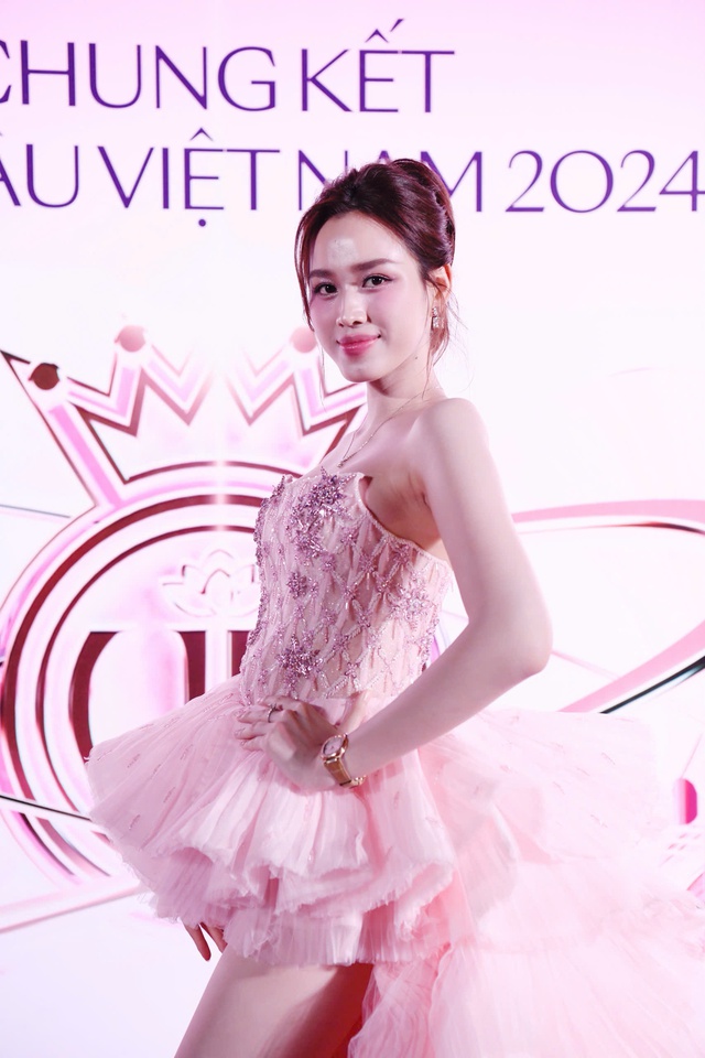 Dàn hậu hội ngộ thảm đỏ Chung kết HHVN 2024, Đỗ Hà lộng lẫy ra dáng "dâu hào môn" giữa sân khấu sông Hương- Ảnh 2.
