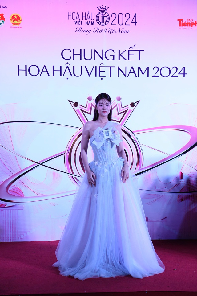 Dàn hậu hội ngộ thảm đỏ Chung kết HHVN 2024, Đỗ Hà lộng lẫy ra dáng "dâu hào môn" giữa sân khấu sông Hương- Ảnh 7.