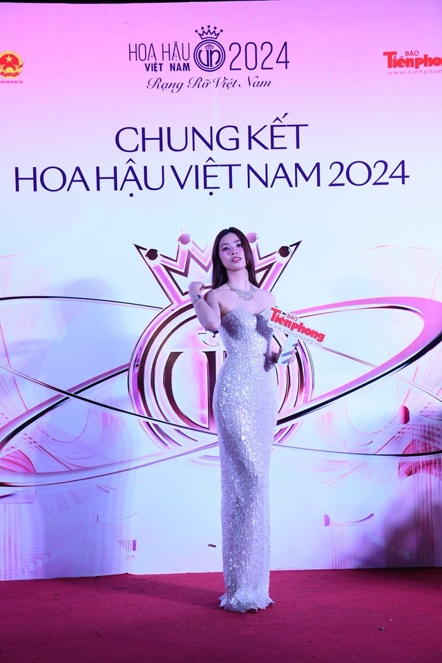 Dàn hậu hội ngộ thảm đỏ Chung kết HHVN 2024, Đỗ Hà lộng lẫy ra dáng "dâu hào môn" giữa sân khấu sông Hương- Ảnh 5.