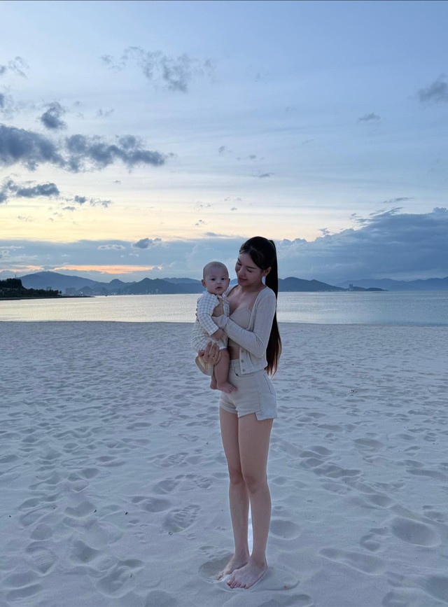 Zoom cận ảnh gia đình Văn Lâm – Yến Xuân: Visual ‘nổi bần bật’ hút nghìn lượt like, vóc dáng nàng WAG mới gây bão- Ảnh 3.