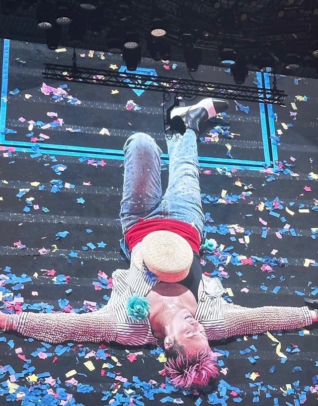 “Luỵ” mưa Hà Nội, G-Dragon sang Hàn đốt cháy sân khấu dưới làn nước, mỹ nhân hát hay nhất BLACKPINK cũng tham gia!- Ảnh 2.