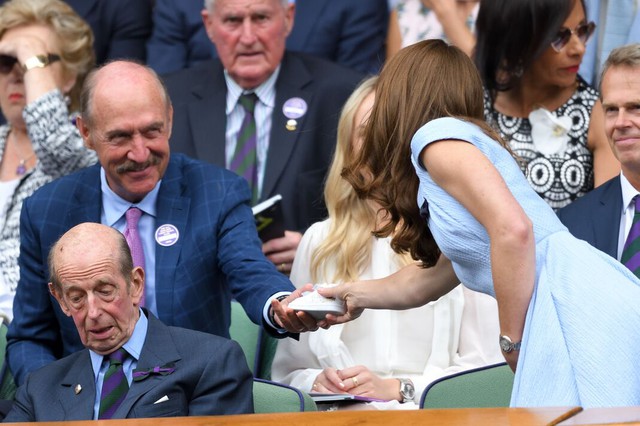 Hoàng tử Louis nhận món quà "vô giá" từ huyền thoại làng quần vợt tại Wimbledon- Ảnh 2. Hoàng tử Louis nhận món quà "vô giá" từ huyền thoại làng quần vợt tại Wimbledon- Ảnh 2.