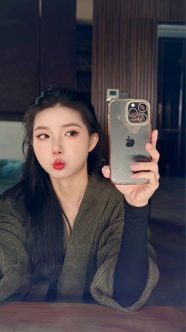 Gái xinh "soán ngôi Tiểu Hý" nhắn nhủ đến fan nam sau màn tâm sự chưa từng có- Ảnh 4. Gái xinh "soán ngôi Tiểu Hý" nhắn nhủ đến fan nam sau màn tâm sự chưa từng có- Ảnh 4.