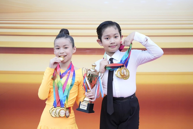 Con trai Khánh Thi-Phan Hiển: 10 tuổi cao gần bằng bố, là "thần đồng dancesport" vô địch thế giới nhưng... lười nhảy mất rồi!- Ảnh 9.