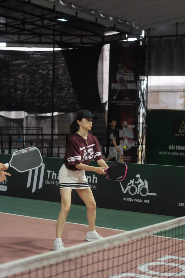 Hồ Ngọc Hà đọ sắc với Hương Giang trên sân pickleball, "nữ hoàng giải trí" bị chê mặc như đồ ngủ- Ảnh 6.