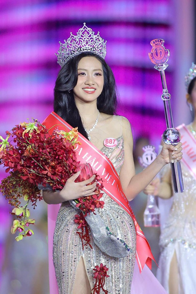 Lộ ảnh thời cấp 3 tự ti, da ngăm đen của Hà Trúc Linh - Hoa hậu Việt Nam: Lên phố "lột xác" quá đỉnh- Ảnh 1.