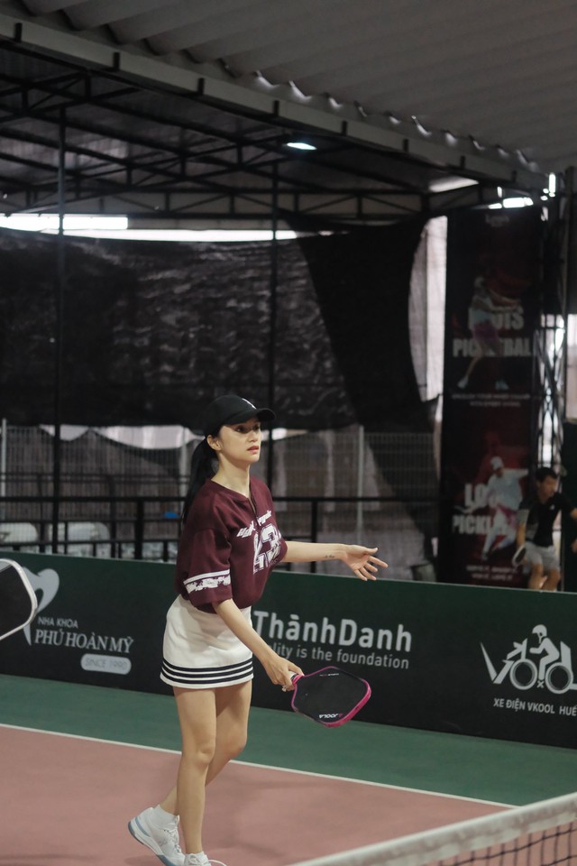 Hồ Ngọc Hà đọ sắc với Hương Giang trên sân pickleball, "nữ hoàng giải trí" bị chê mặc như đồ ngủ- Ảnh 5.