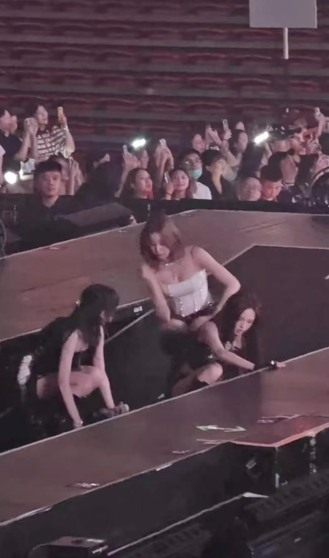 Sự cố sập sân khấu khiến "em gái BLACKPINK" sợ điếng người, một thành viên có phản xạ điểm 10- Ảnh 3.