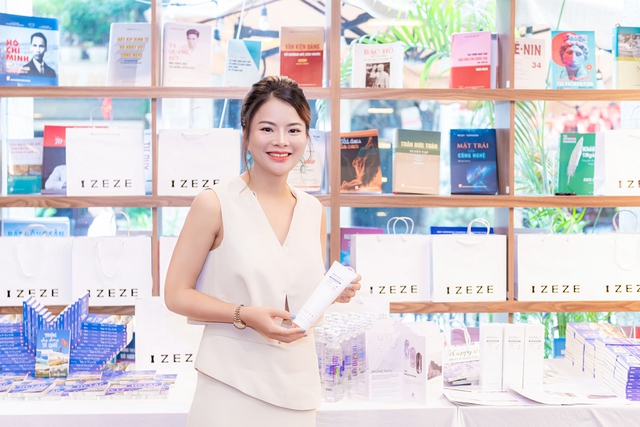 Nữ tác giả đi hơn 100 quốc gia cùng 2 tác phẩm về Việt Nam và Hy Lạp được ra mắt tại Hà Nội- Ảnh 1.