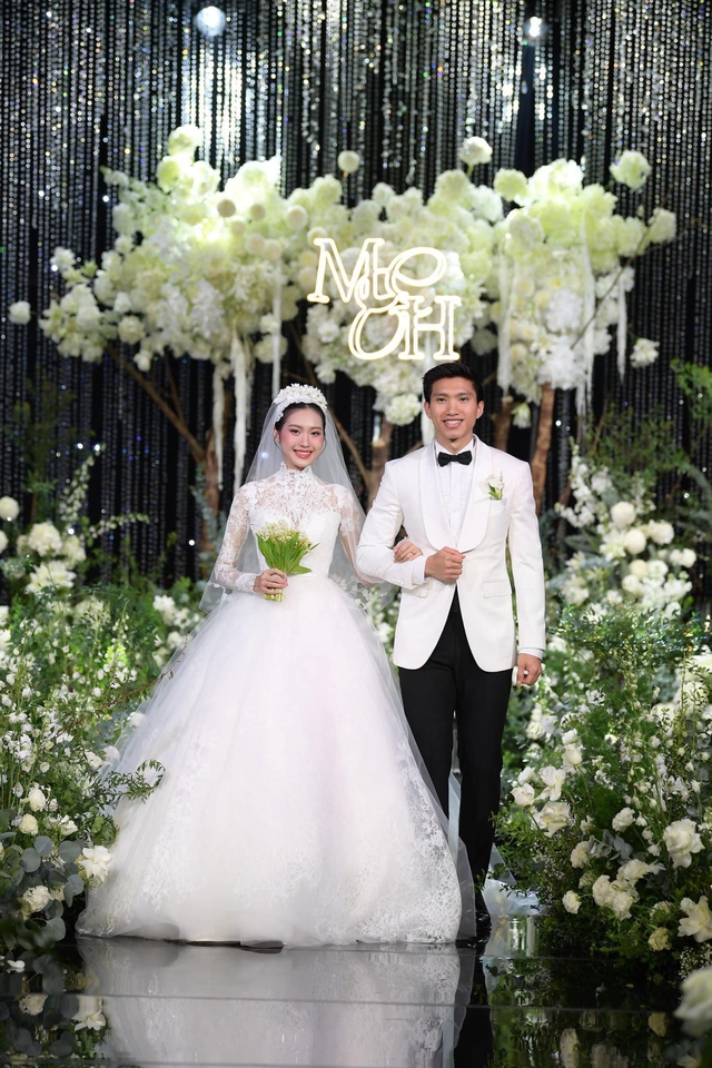 Công Vinh-Thuỷ Tiên, Công Phượng-Hoà Minzy và những cặp đôi cầu thủ - mỹ nhân showbiz gây sốt 1 thời giờ ra sao?- Ảnh 6. Công Vinh-Thuỷ Tiên, Công Phượng-Hoà Minzy và những cặp đôi cầu thủ - mỹ nhân showbiz gây sốt 1 thời giờ ra sao?- Ảnh 6.
