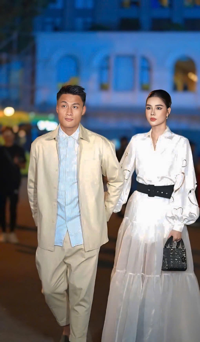 Công Vinh-Thuỷ Tiên, Công Phượng-Hoà Minzy và những cặp đôi cầu thủ - mỹ nhân showbiz gây sốt 1 thời giờ ra sao?- Ảnh 3. Công Vinh-Thuỷ Tiên, Công Phượng-Hoà Minzy và những cặp đôi cầu thủ - mỹ nhân showbiz gây sốt 1 thời giờ ra sao?- Ảnh 3.
