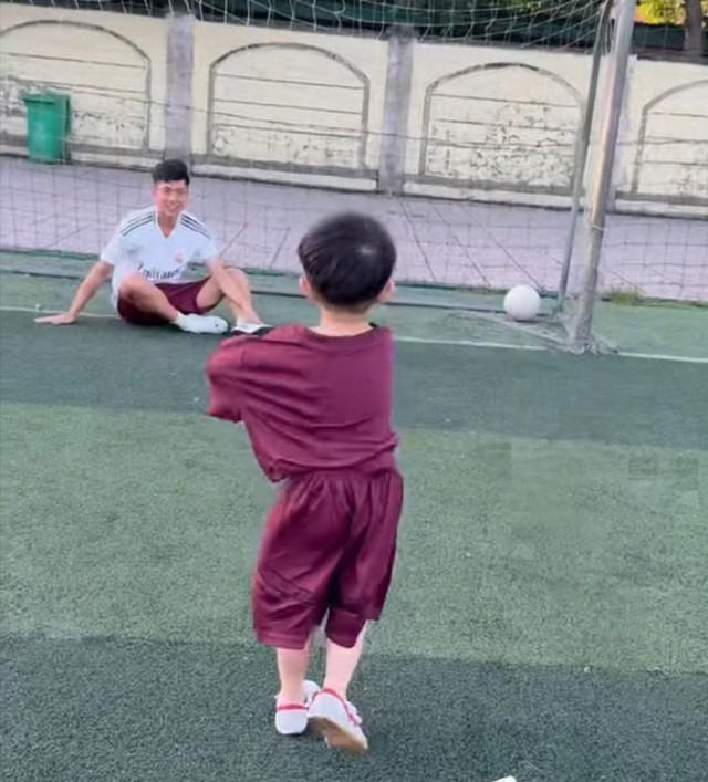 Cuộc sống thật phải "ôm đầu bất lực"phía sau hào nhoáng nhà lầu xe hơi của tiền vệ nổi tiếng và cô chủ khách sạn- Ảnh 3.