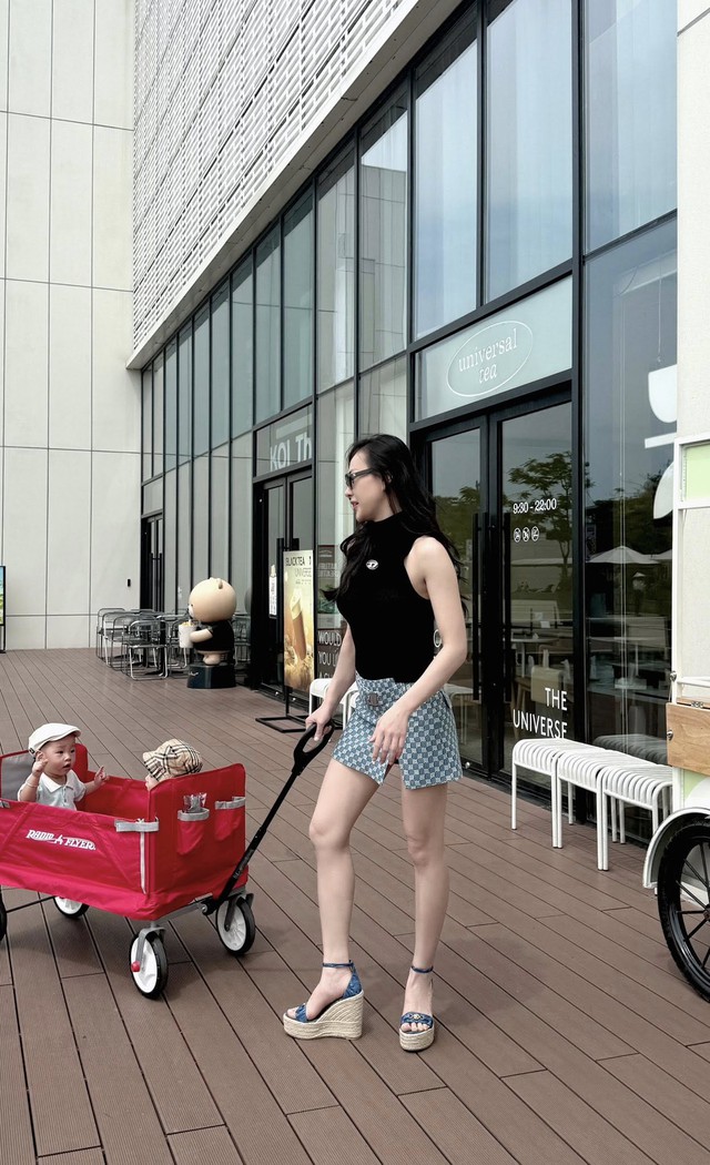 Mẹ bỉm "slay" nhất mùa hè gọi tên Phương Oanh: Dắt 2 con sinh đôi đi dạo phố mà sang chảnh hết sức - Ảnh 3.