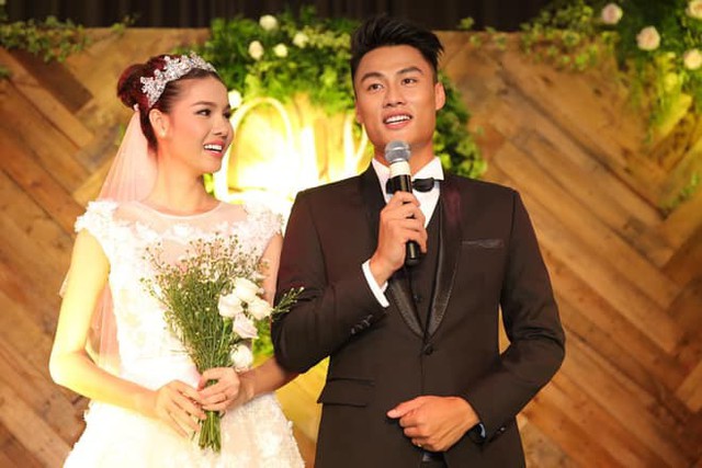 Công Vinh-Thuỷ Tiên, Công Phượng-Hoà Minzy và những cặp đôi cầu thủ - mỹ nhân showbiz gây sốt 1 thời giờ ra sao?- Ảnh 2. Công Vinh-Thuỷ Tiên, Công Phượng-Hoà Minzy và những cặp đôi cầu thủ - mỹ nhân showbiz gây sốt 1 thời giờ ra sao?- Ảnh 2.